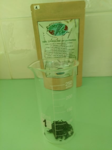 1 gramme de spiruline dans un récipient en verre