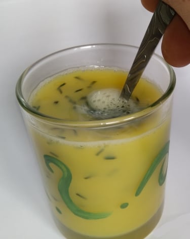 mélangez la spiruline en paillettes dans un jus de fruit